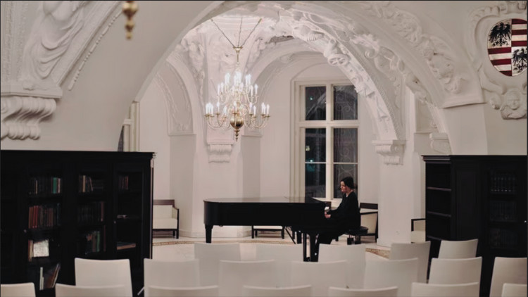 Tanja Huppert tunes up for the concert of the Goldberg Variations in the Bad Muskau Castle Library - a photo from the audience area